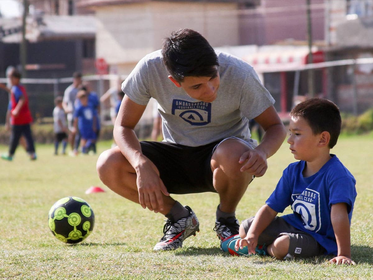 Entra&icirc;neur du camp AF avec un jeune joueur