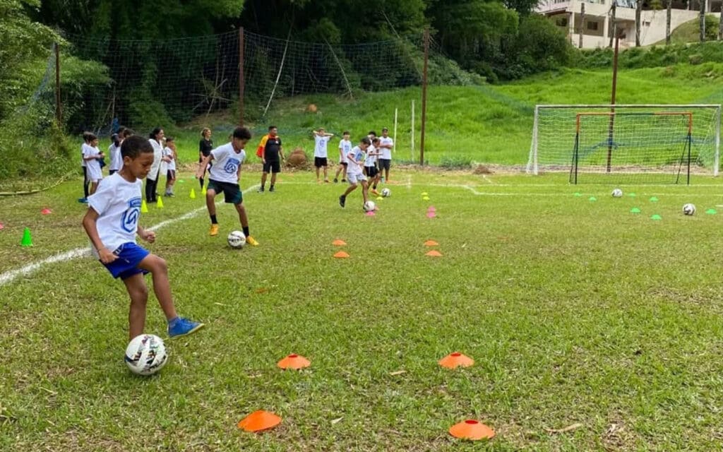 Br&eacute;sil : des enfants font des exercices de football