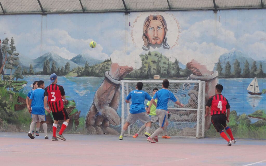 Chili - Joueur de football devant une fresque murale