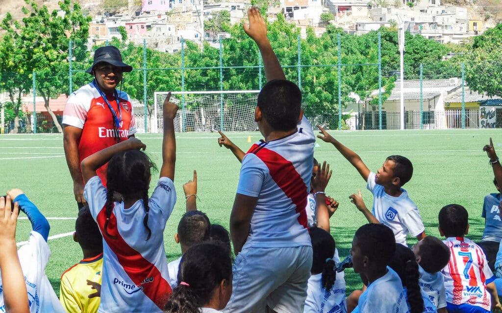 Colombie - Des enfants l&egrave;vent la main pour r&eacute;pondre aux questions lors d'une assembl&eacute;e