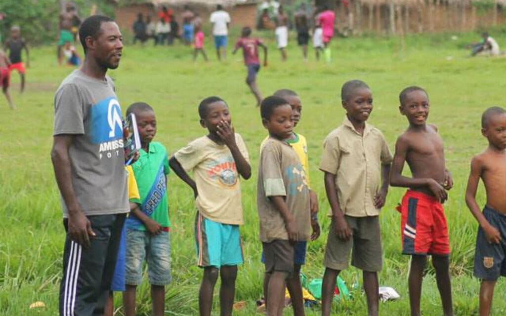 AF Congo - Les enfants font la queue pour s'entra&icirc;ner