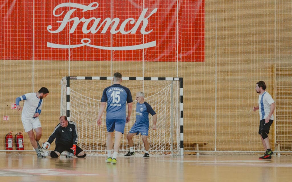 hommes de l'AF Croatie jouant au football en salle