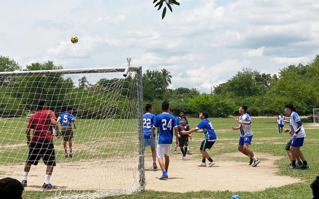 L'&eacute;quipe de l'AF El Salvador FC joue au football en ext&eacute;rieur