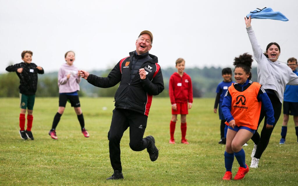 Les enfants de l'AF GB s'amusent &agrave; courir apr&egrave;s leur entra&icirc;neur