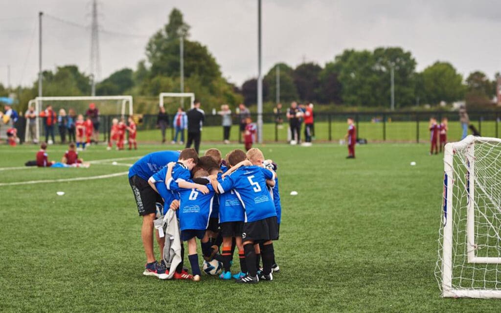 Irlande du Nord - De jeunes enfants se serrent les uns contre les autres