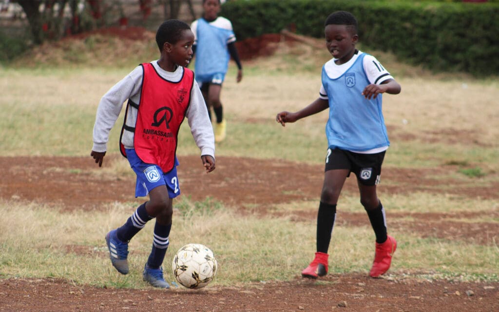 au Kenya - pratique du football sur un terrain ext&eacute;rieur