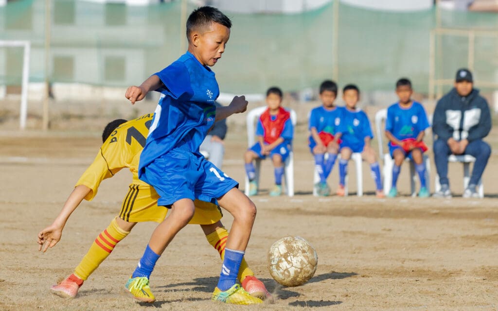 enfants du N&eacute;pal en comp&eacute;tition pour le ballon de football