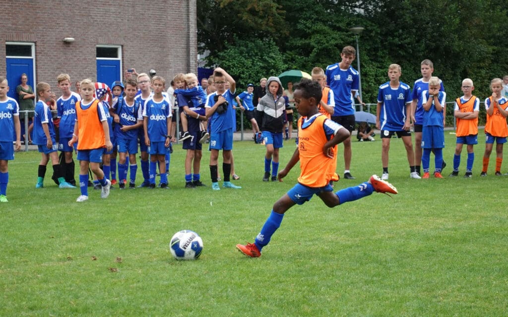 Pays-Bas - Un enfant frappe un ballon de football