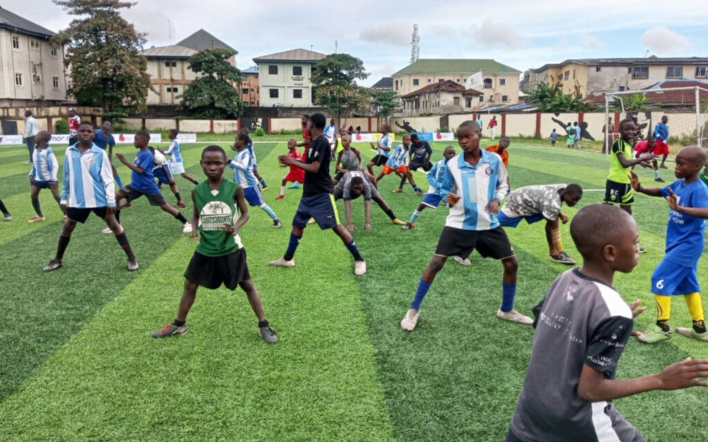AF Nigeria - Enfants s'&eacute;tirant et se pr&eacute;parant pour l'entra&icirc;nement de football