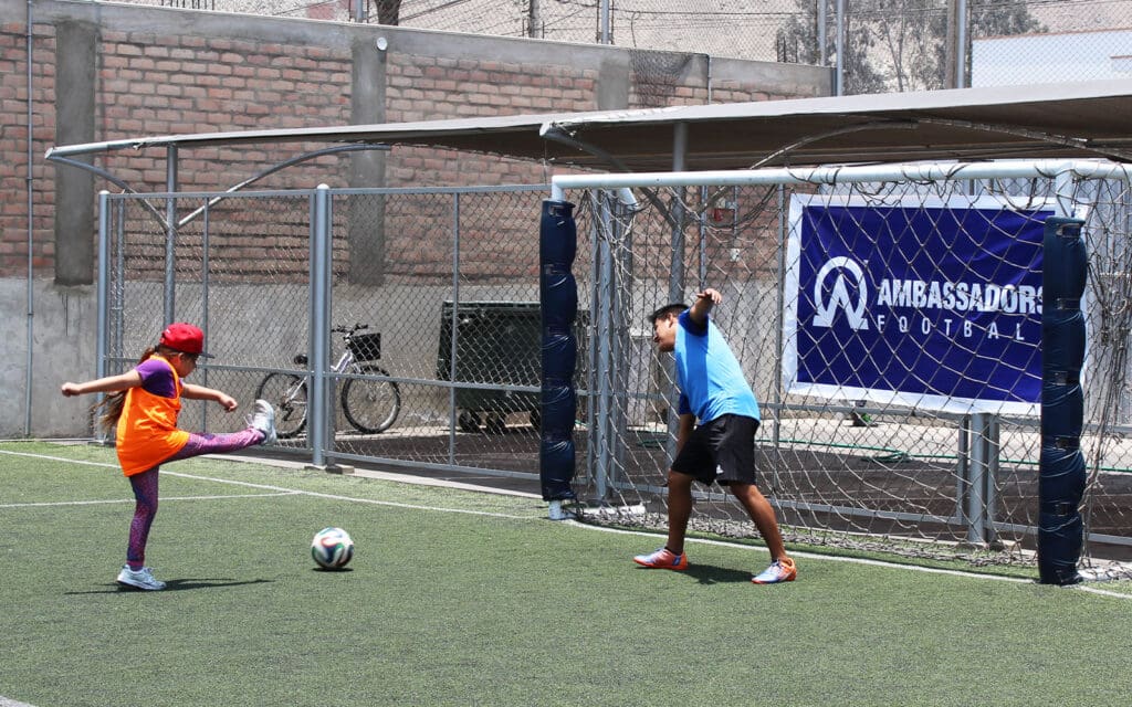 au P&eacute;rou - Entra&icirc;nement d'un jeune joueur sur le tir au but de football