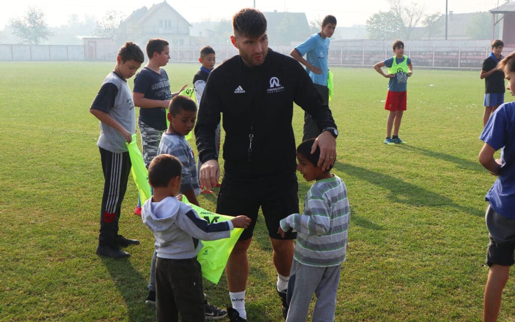 AF Serbie - Entra&icirc;neur enseignant le football aux jeunes