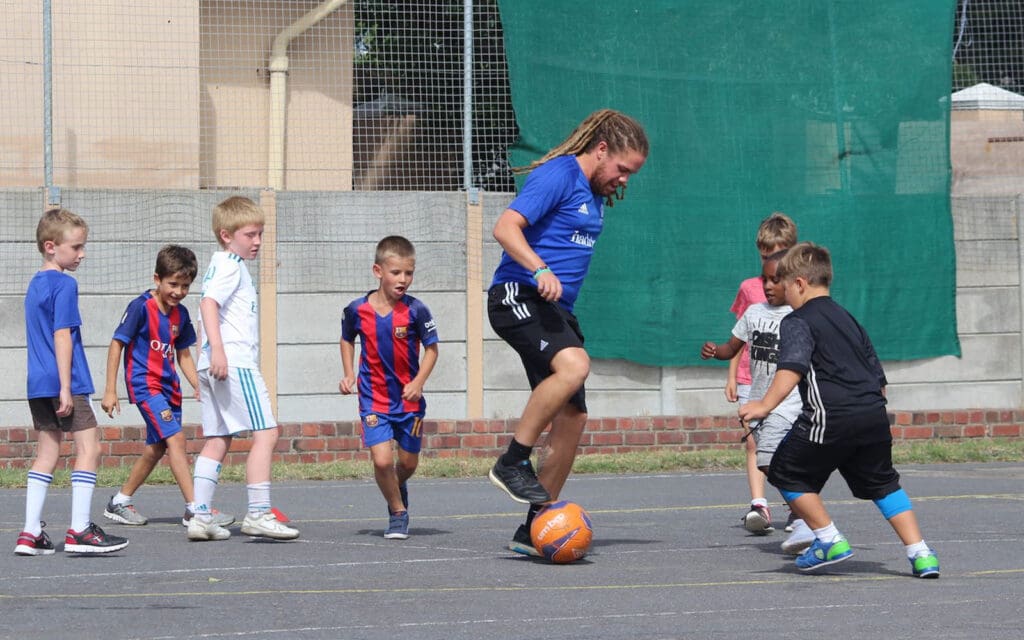 AF Afrique du Sud - L'entra&icirc;neur d&eacute;montre ses talents de footballeur