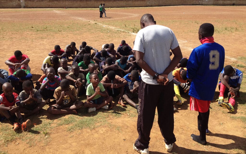 af zambia - temps de pri&egrave;re sur le terrain de football