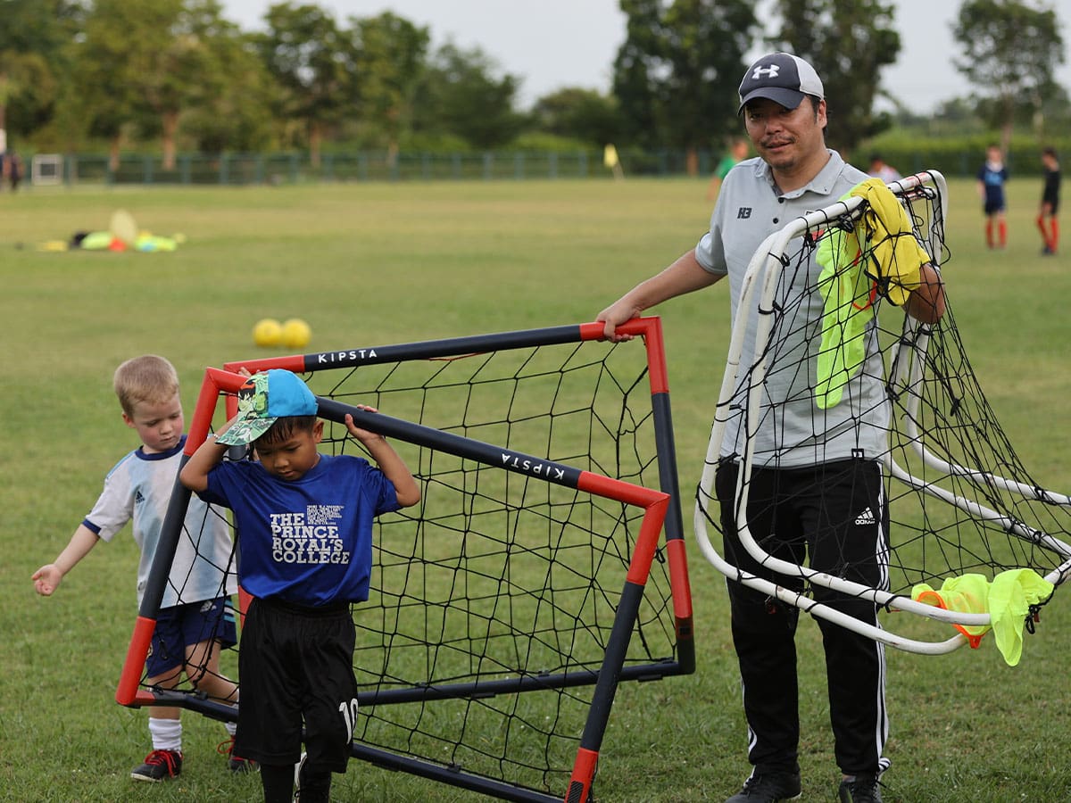 entra&icirc;neur de football des ambassadeurs portant un but en Tha&iuml;lande