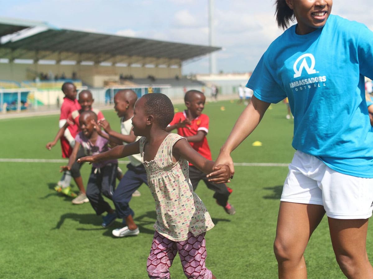 Tourn&eacute;e des ambassadeurs de football - Coach avec des enfants sur le terrain