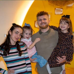 Renis avec le personnel familial