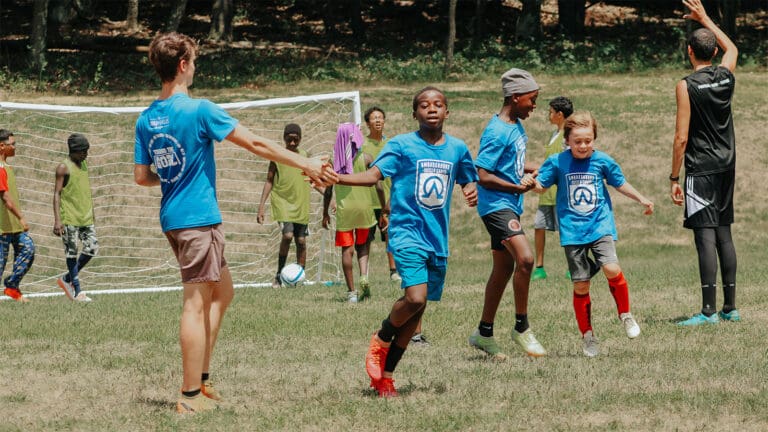 Camp d'&eacute;t&eacute; de football des ambassadeurs &agrave; Pittsburgh, Pennsylvanie