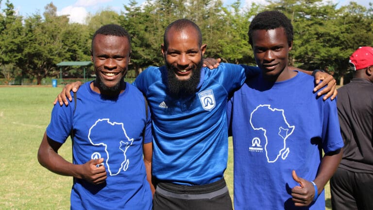 entra&icirc;neur de football avec b&eacute;n&eacute;voles-v3