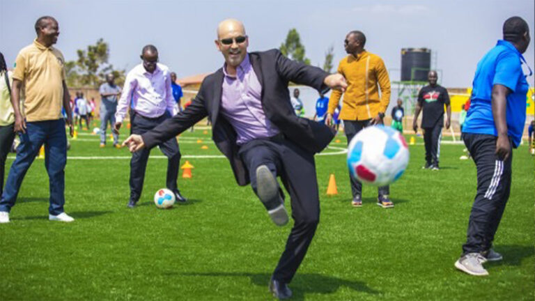 Jon Ortlip frappe un ballon de football en costume