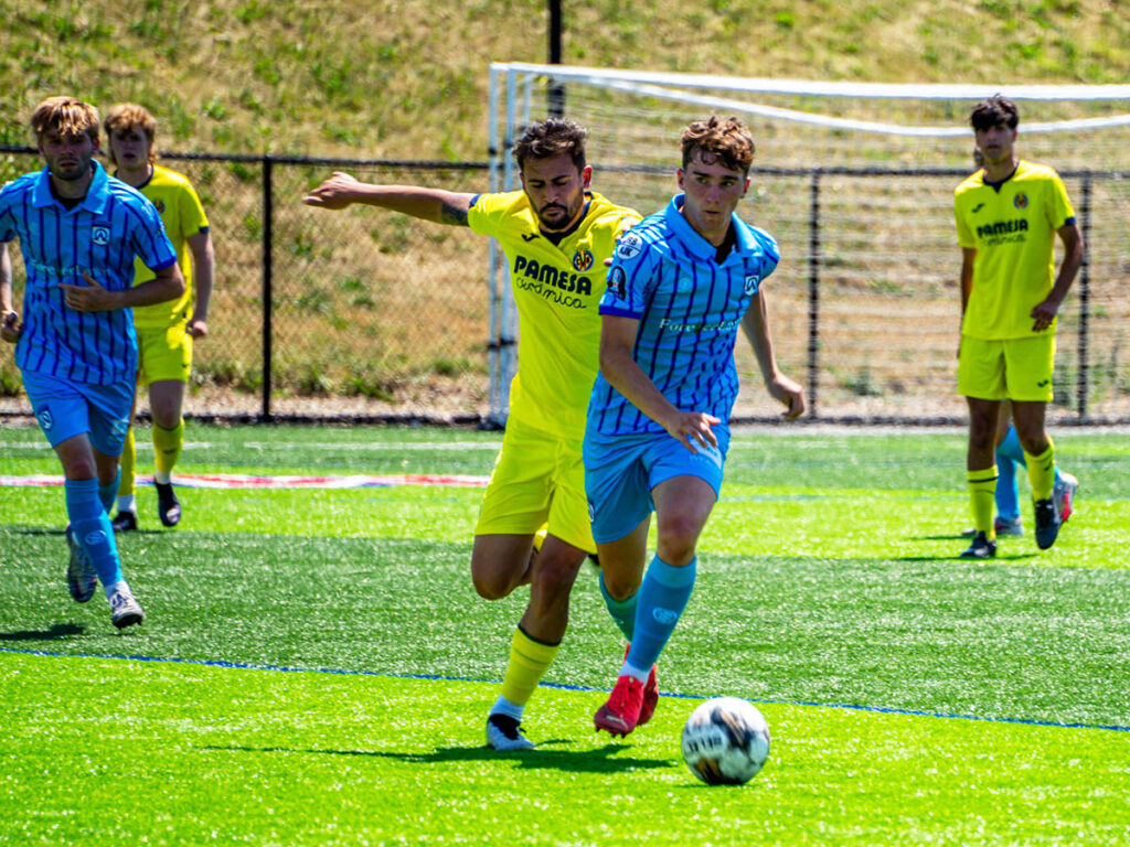 Ambassadeurs de l'&eacute;quipe masculine de Cleveland FC jouant au football