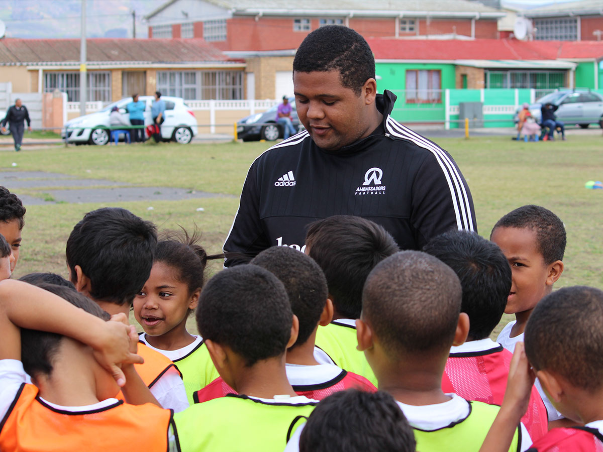 ambassadeurs stagiaires de football dirigeant une r&eacute;union avec des jeunes joueurs