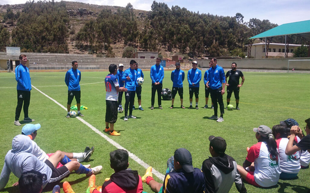 l'&eacute;quipe de football des ambassadeurs se r&eacute;unit en Bolivie
