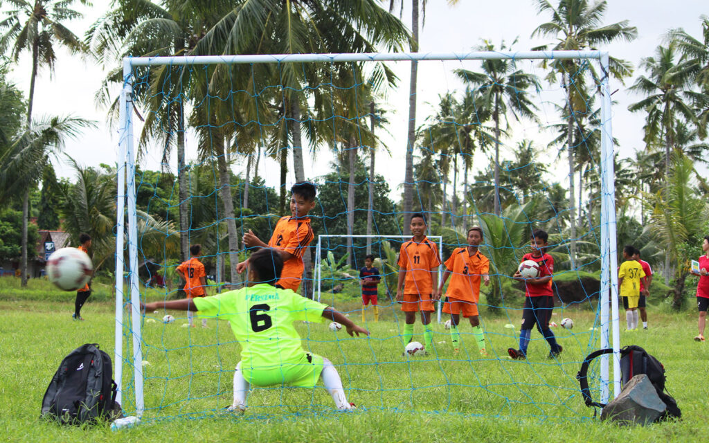 enfants jouant au football en Asie