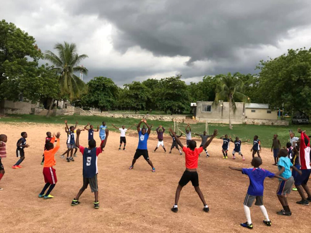 Des enfants font un exercice amusant lors du camp de football des ambassadeurs en Ha&iuml;ti