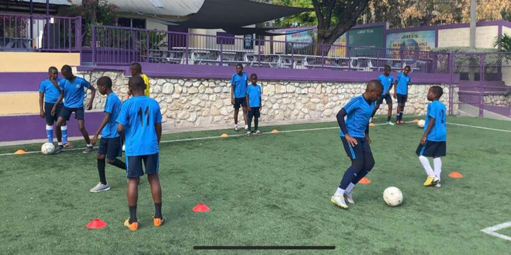 enfants jouant au football en Ha&iuml;ti