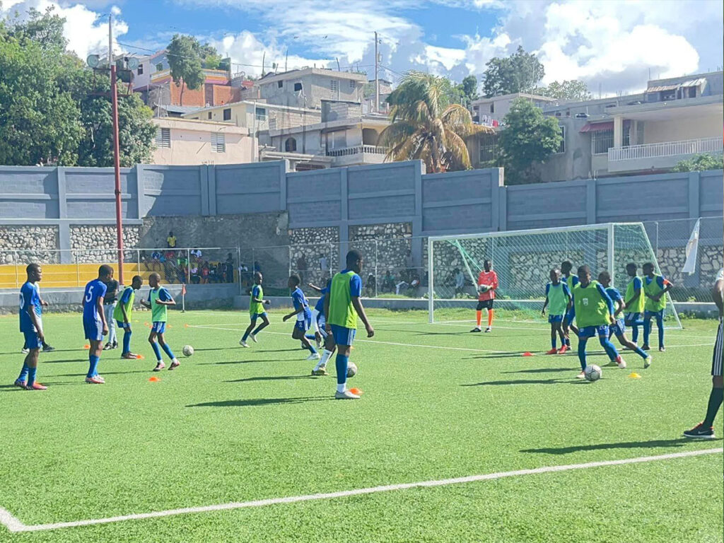 &eacute;quipe pratiquant le football en Ha&iuml;ti