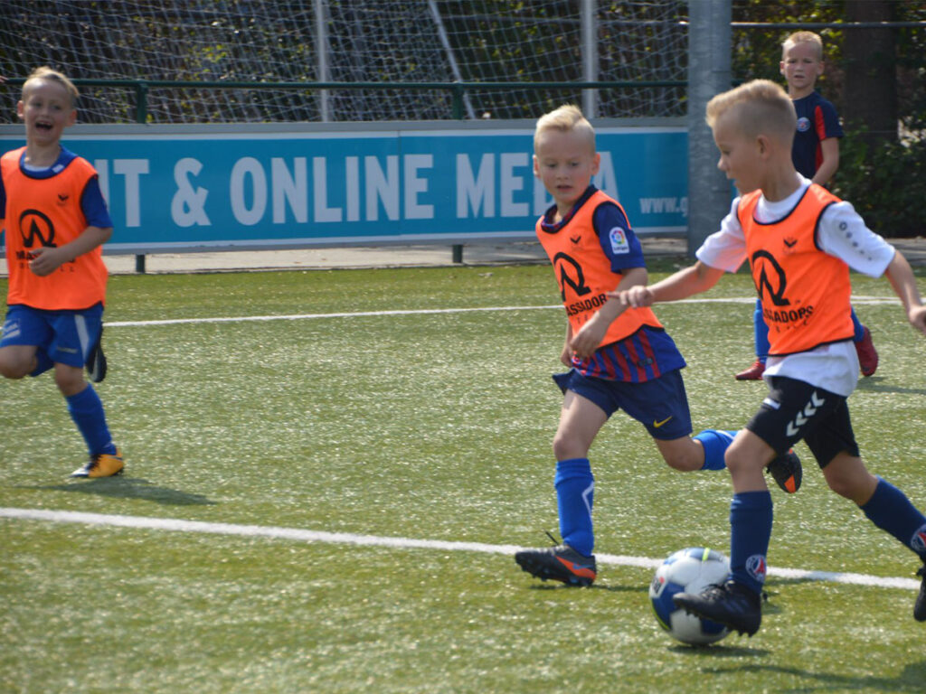 kids playing football in Ambassadors Football Netherlands